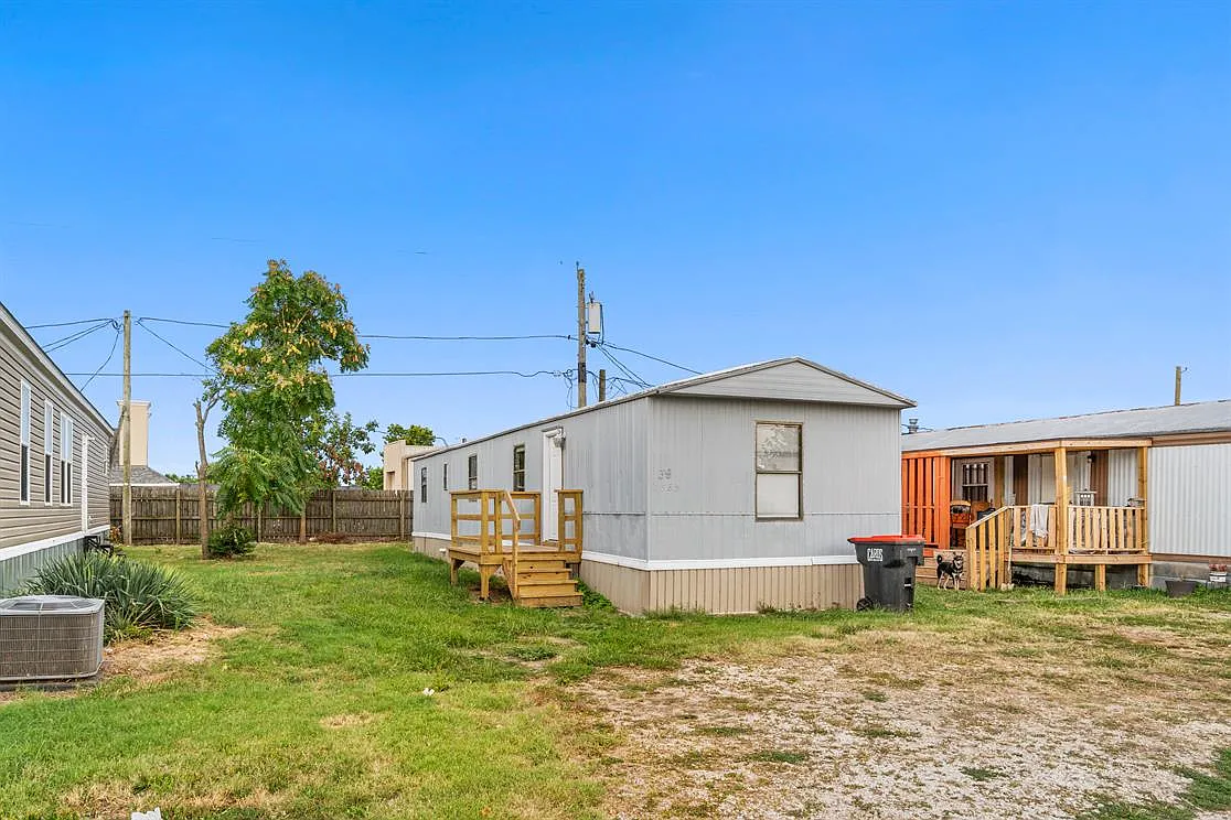 2 bed, $910 — Photo 1