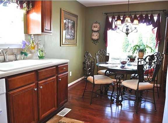 3rd image of 1896 Coffeetree Ln