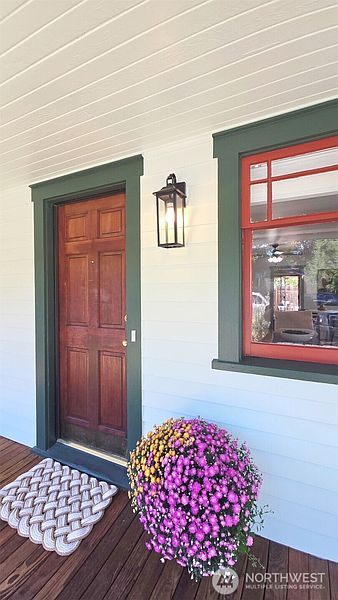 4th image of 917 Garrison Street NE