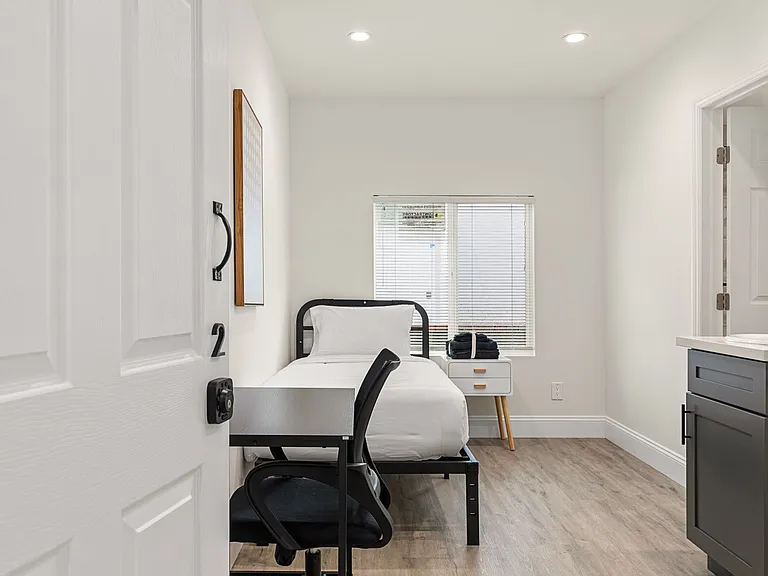 1738 S Kelton Ave — Photo 19