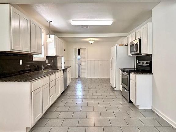 3rd image of 1010 W Charles St