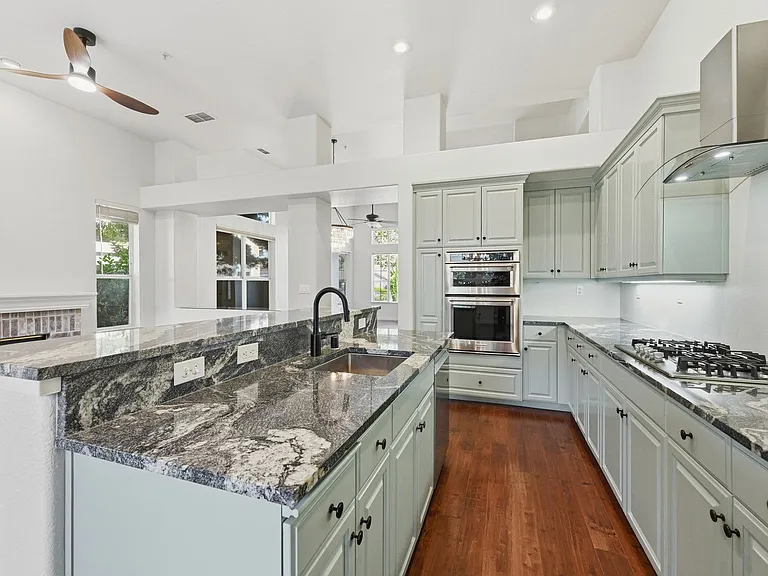 1439 Gordon Dr — Photo 16