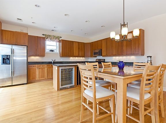 4th image of 608 Hinman Ave APT 3N