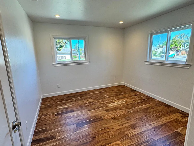 913 Mockingbird Ln — Photo 15