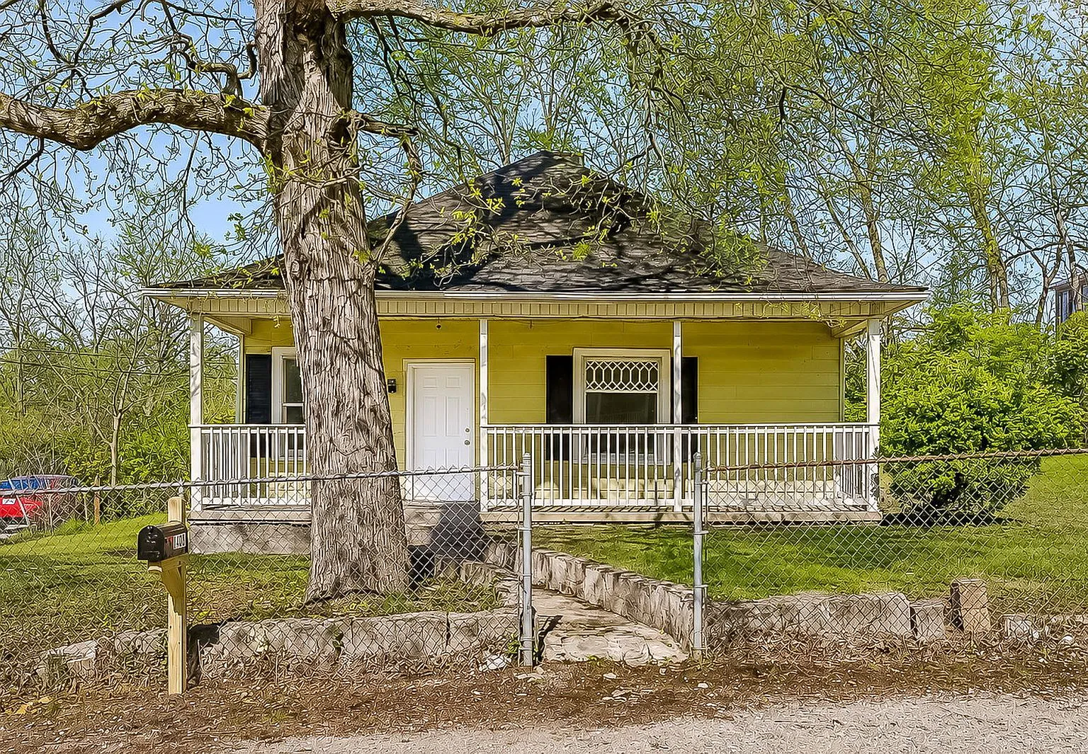 3 bed, 1.0 bath, 1416 sqft, $1,575 — Photo 3