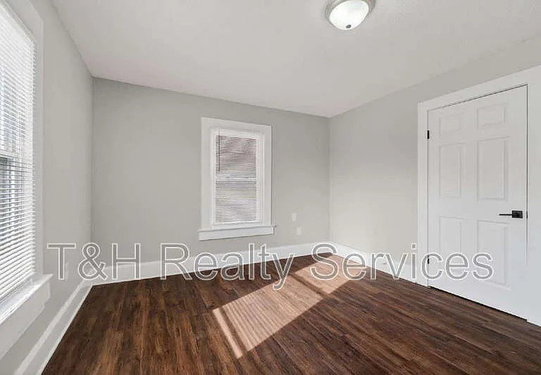 926 W 32nd St — Photo 26