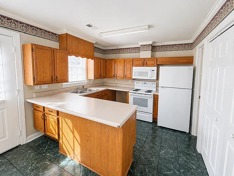 Royal Oaks Condominiums — Photo 2