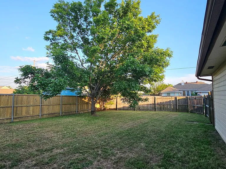 1402 Sheppard Ln — Photo 35