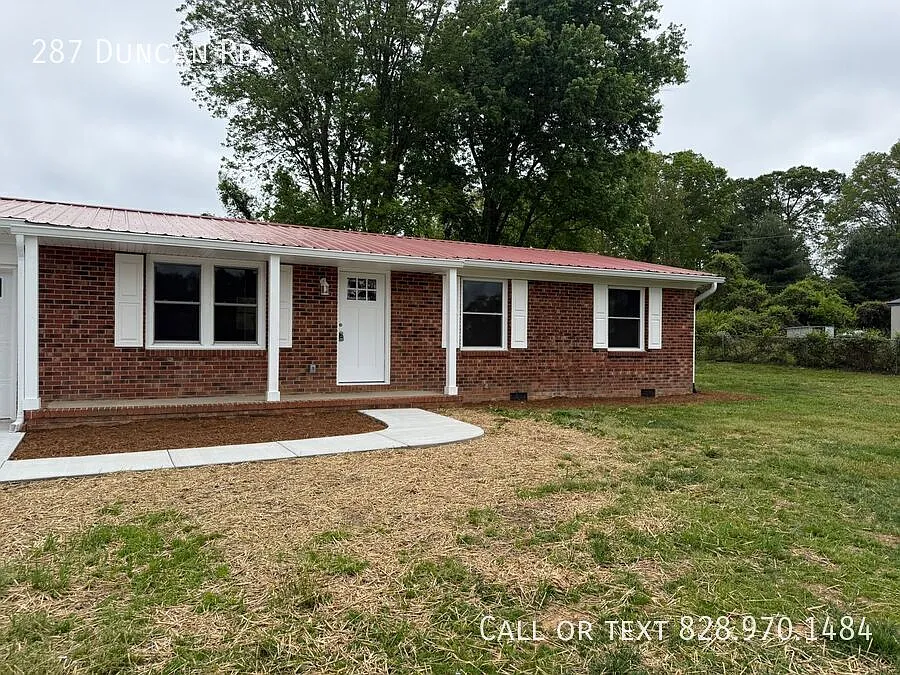 Fantastic Flat Rock Three Bedroom! — Photo 4