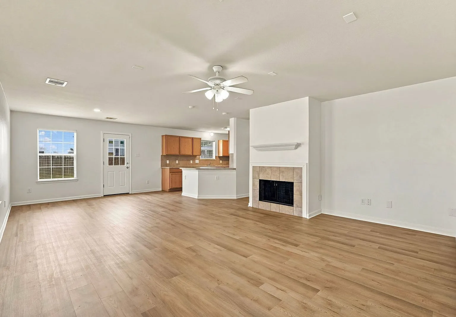 3 bed, 2.5 bath, 2038 sqft, $1,950 — Photo 3