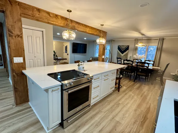 9975 Marty St, Overland Park, KS 66212