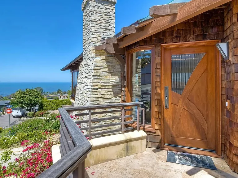 610 Amphitheatre Dr — Photo 1