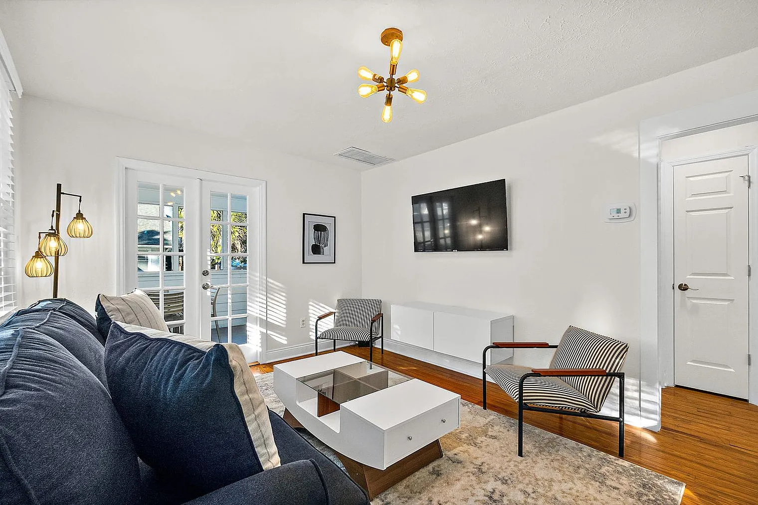 2 bed, 2.0 bath, 893 sqft, $3,367 — Photo 2