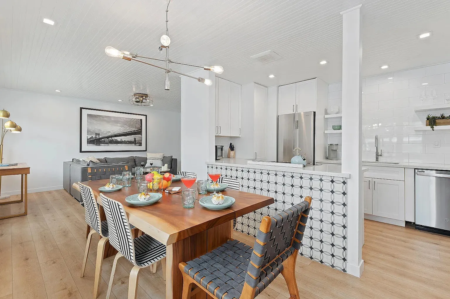 160 Ash Ave — Photo 2