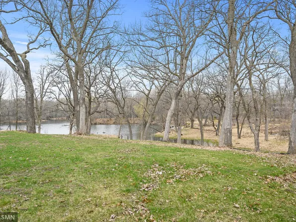587 Cedarleaf Pt, Mahtomedi, MN 55115