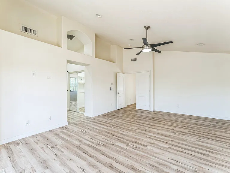 1111 W Washington Ave — Photo 12