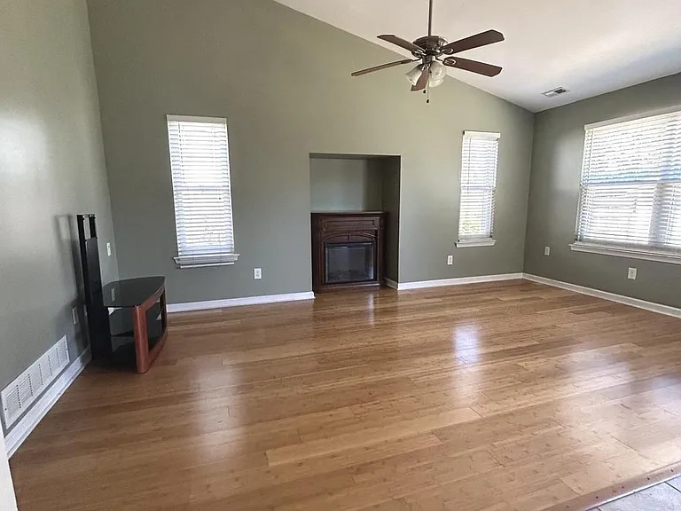 1321 Butterfield Ln — Photo 2