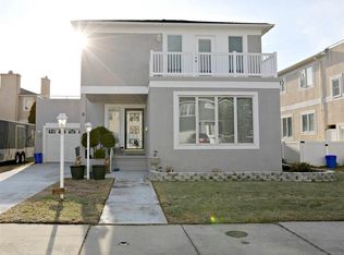 8 Seaside Ct, Margate, NJ 08402