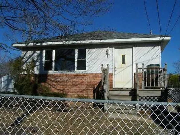 714 Oak Neck Rd, West Islip, NY 11795