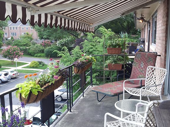 balcony w retractable awning