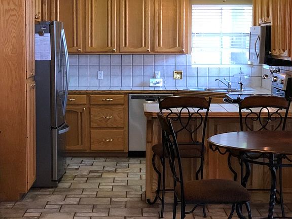 5th image of 8114 Versailles Ave