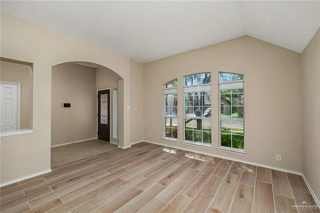 4 bed, 2.5 bath, 2759 sqft, $2,600 — Photo 3