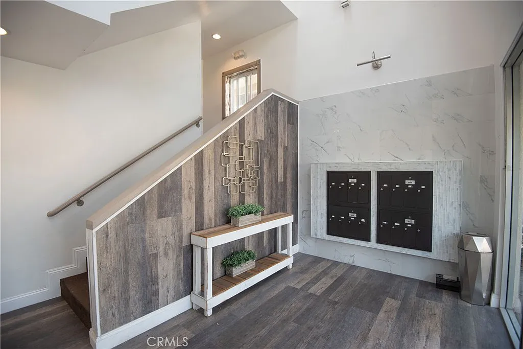 2 bed, 10094 sqft, $2,350 — Photo 2