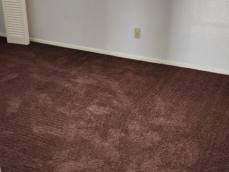 Colonial Apartments — Photo 5