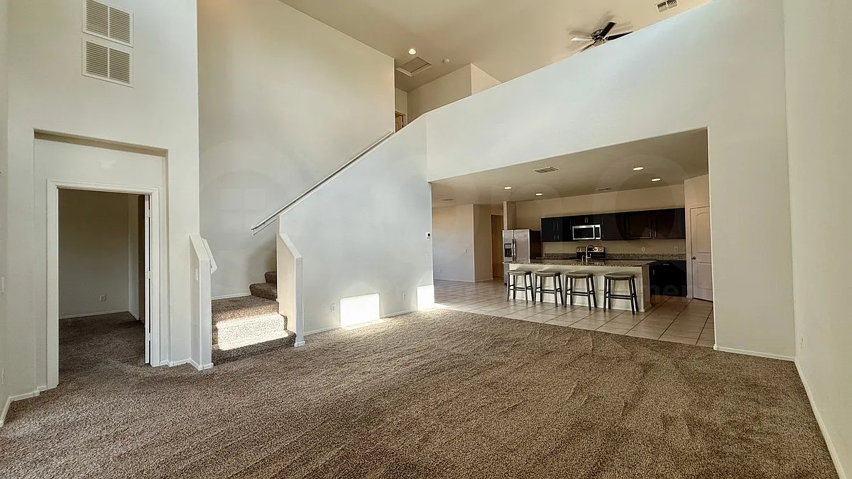 4 bed, 3.5 bath, 2695 sqft, $2,300 — Photo 4