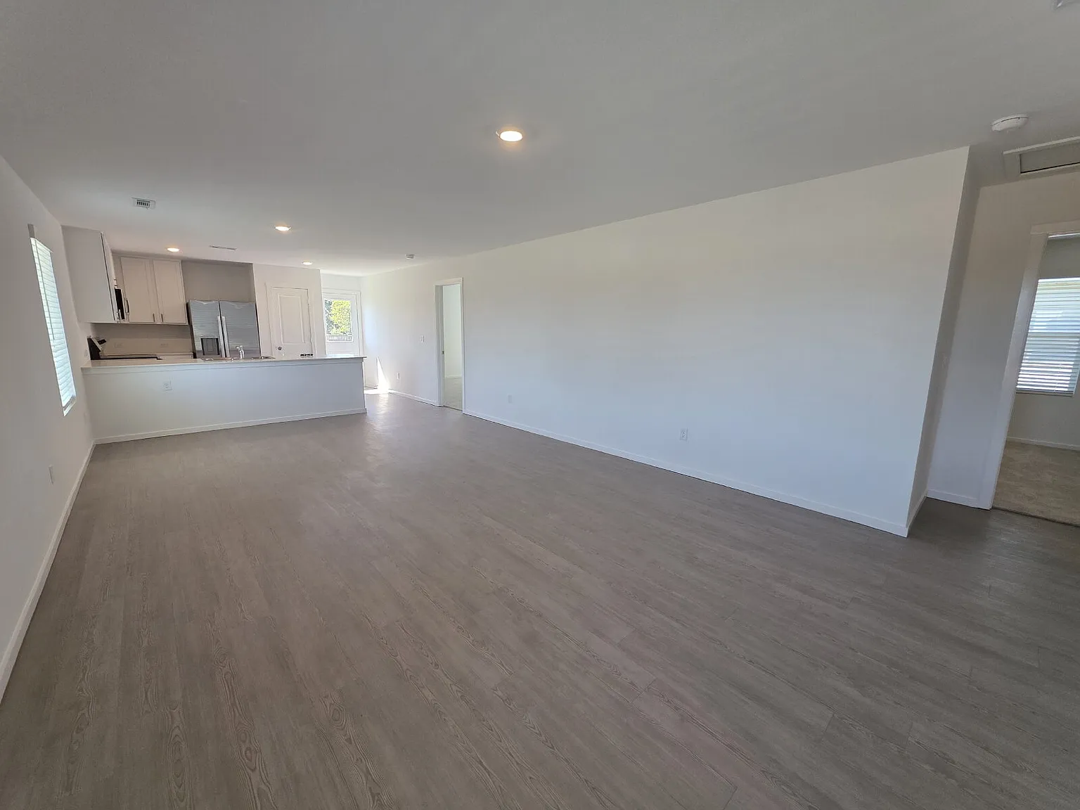 3 bed, 2.0 bath, 1411 sqft, $1,900 — Photo 4