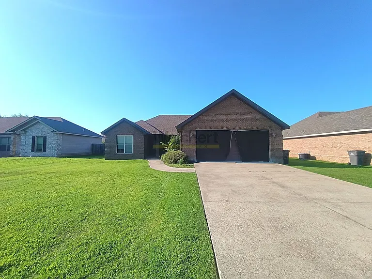 1112 Gregory Ct — Photo 2