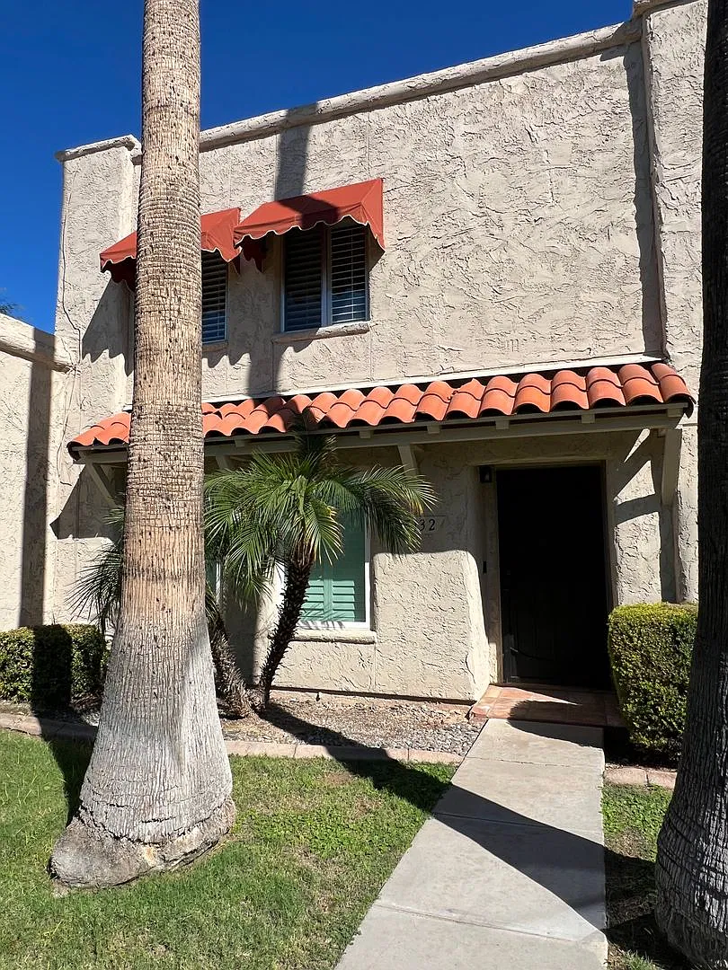 Gorgeous townhome just steps from Chaparral Lake & Chaparral Park~ Location location location! — Photo 2