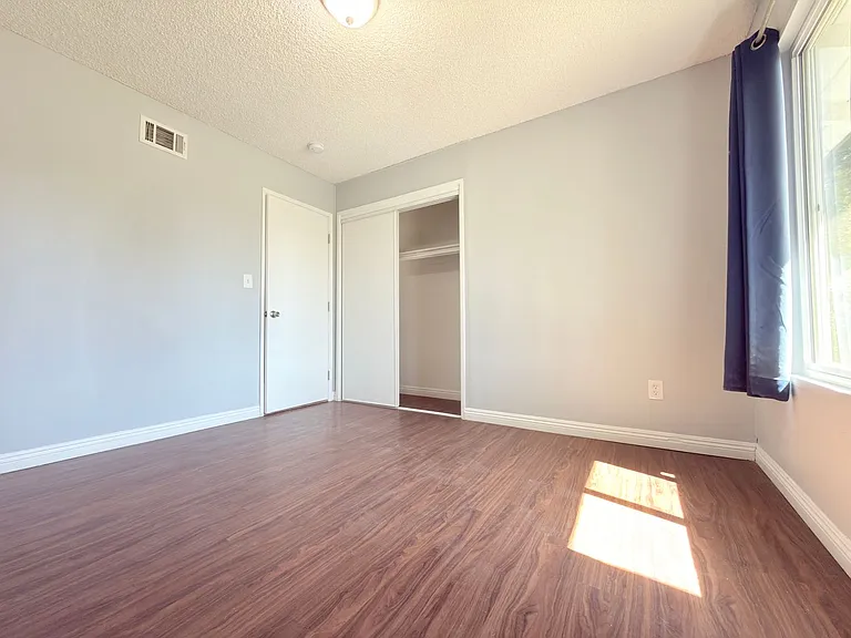 9845 Hayvenhurst Ave — Photo 10