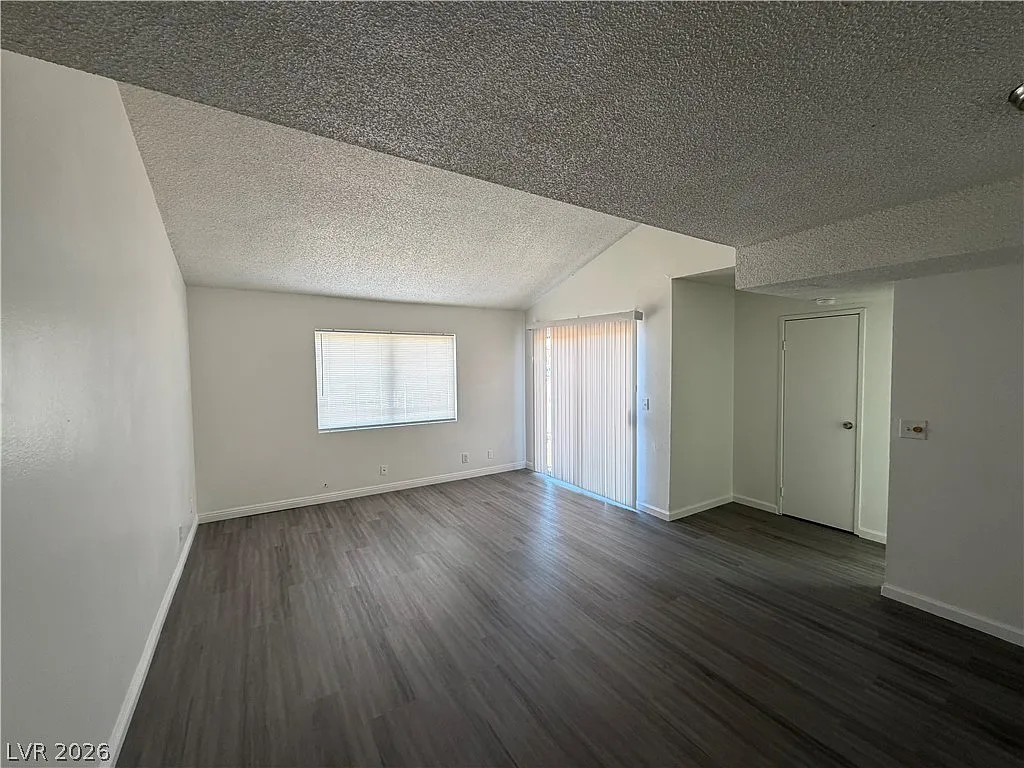 3 bed, 2.0 bath, 3844 sqft, $1,690 — Photo 2
