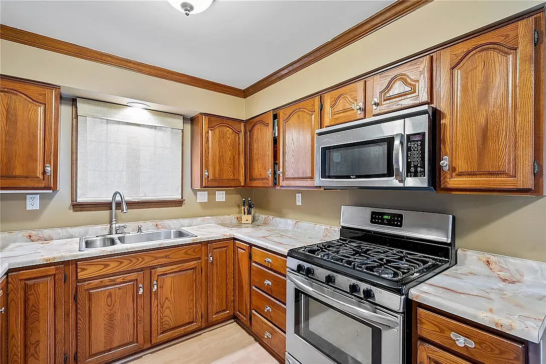 4 bed, 2400 sqft, $3,600 — Photo 4