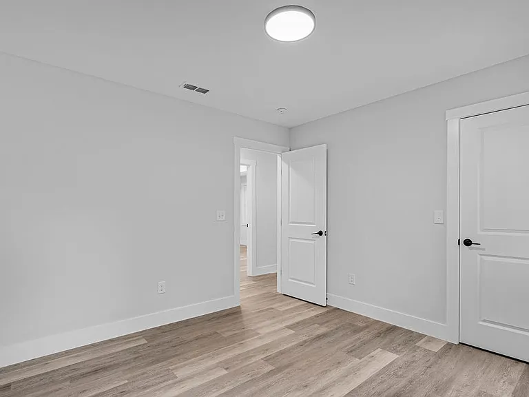 402 Roberts Aly — Photo 14