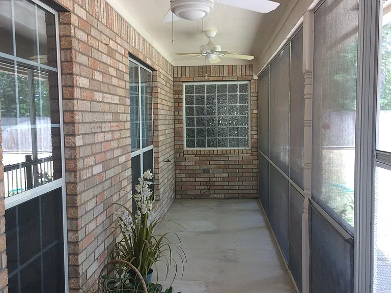 Hunters Glen Dr — Photo 1