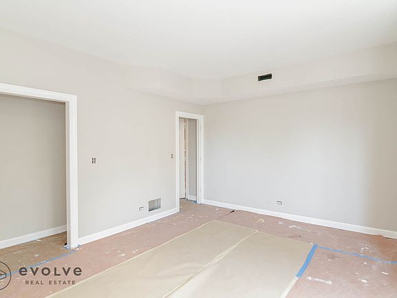 3rd image of 1621 W Warren Blvd #Gdn