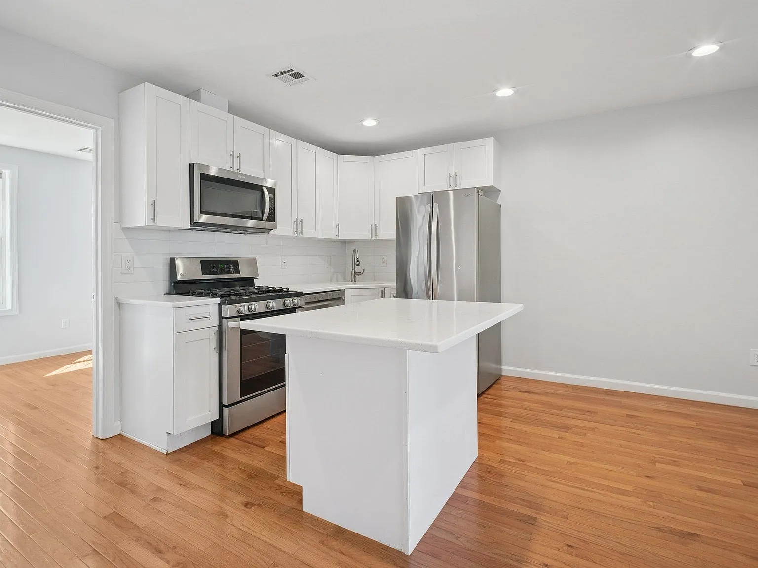 3 bed, 2.0 bath, 700 sqft, $2,675 — Photo 2