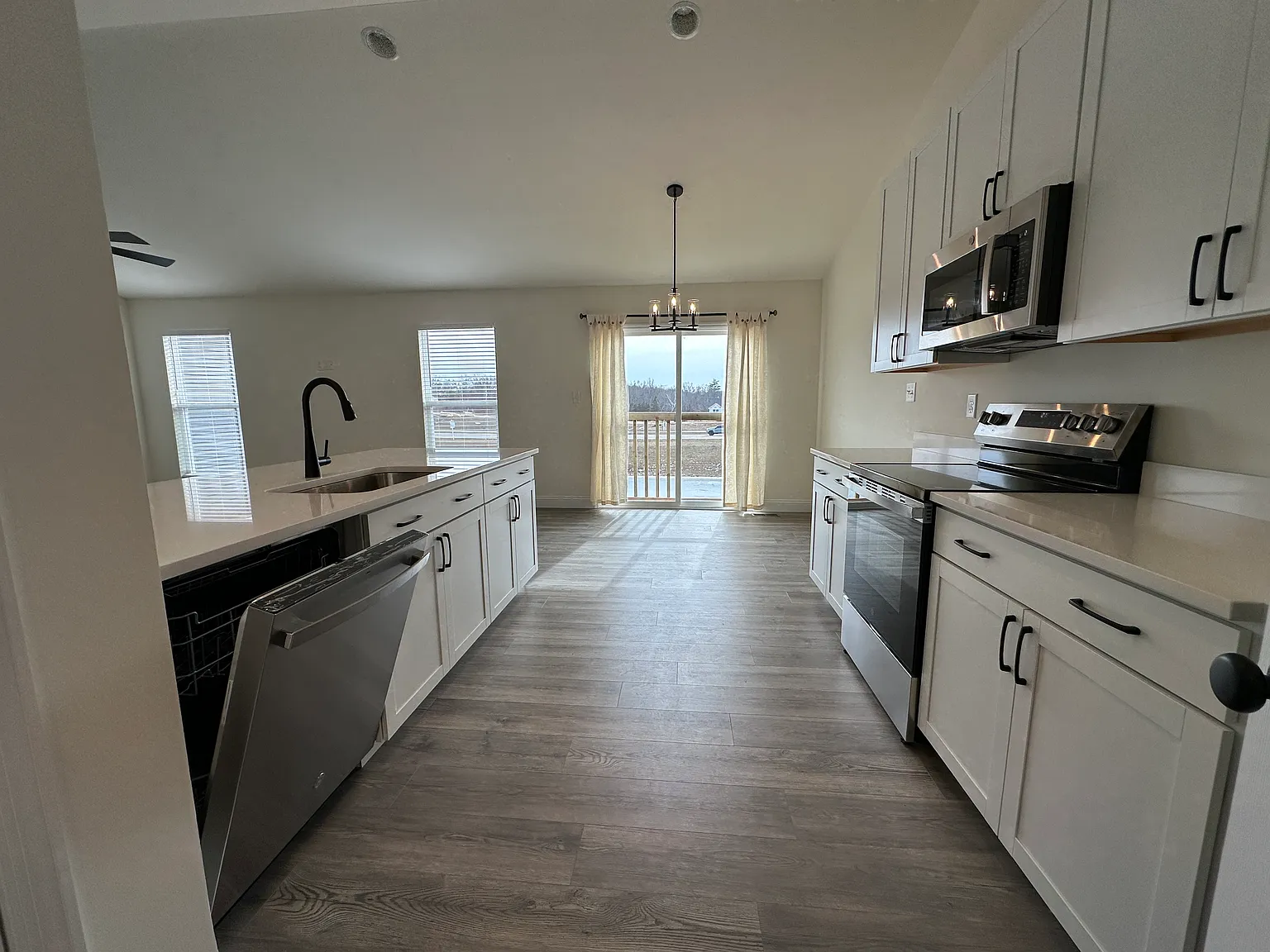 3 bed, 1279 sqft, $2,500 — Photo 2