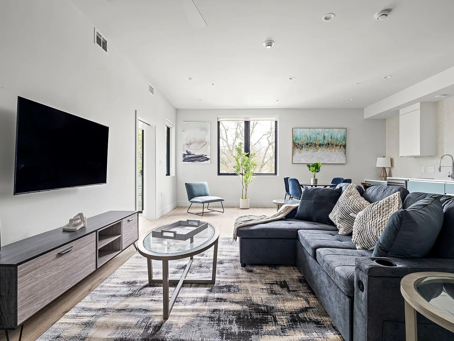 1 bed, 1.0 bath, 699 sqft, $1,700 — Photo 1