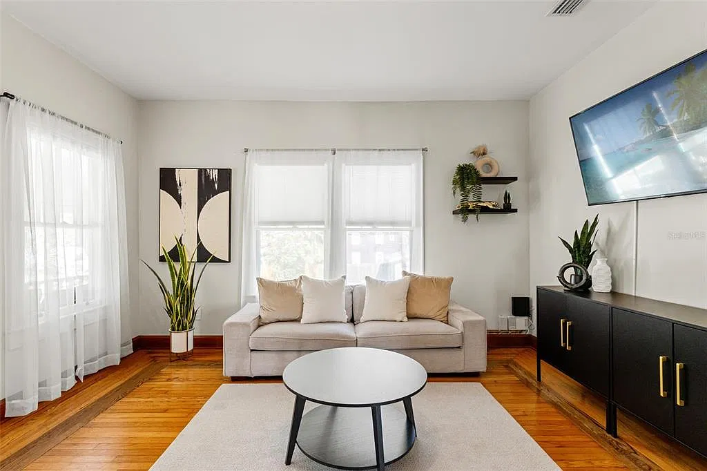 2 bed, 1.0 bath, 996 sqft, $1,350 — Photo 3