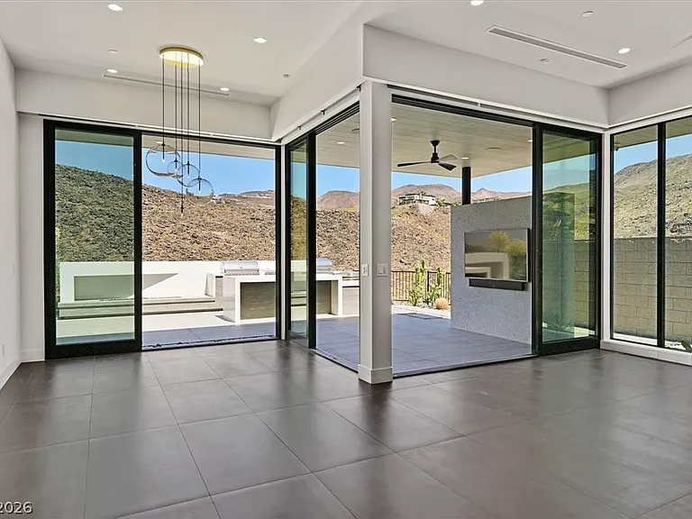 692 Scenic Cliff Dr — Photo 17