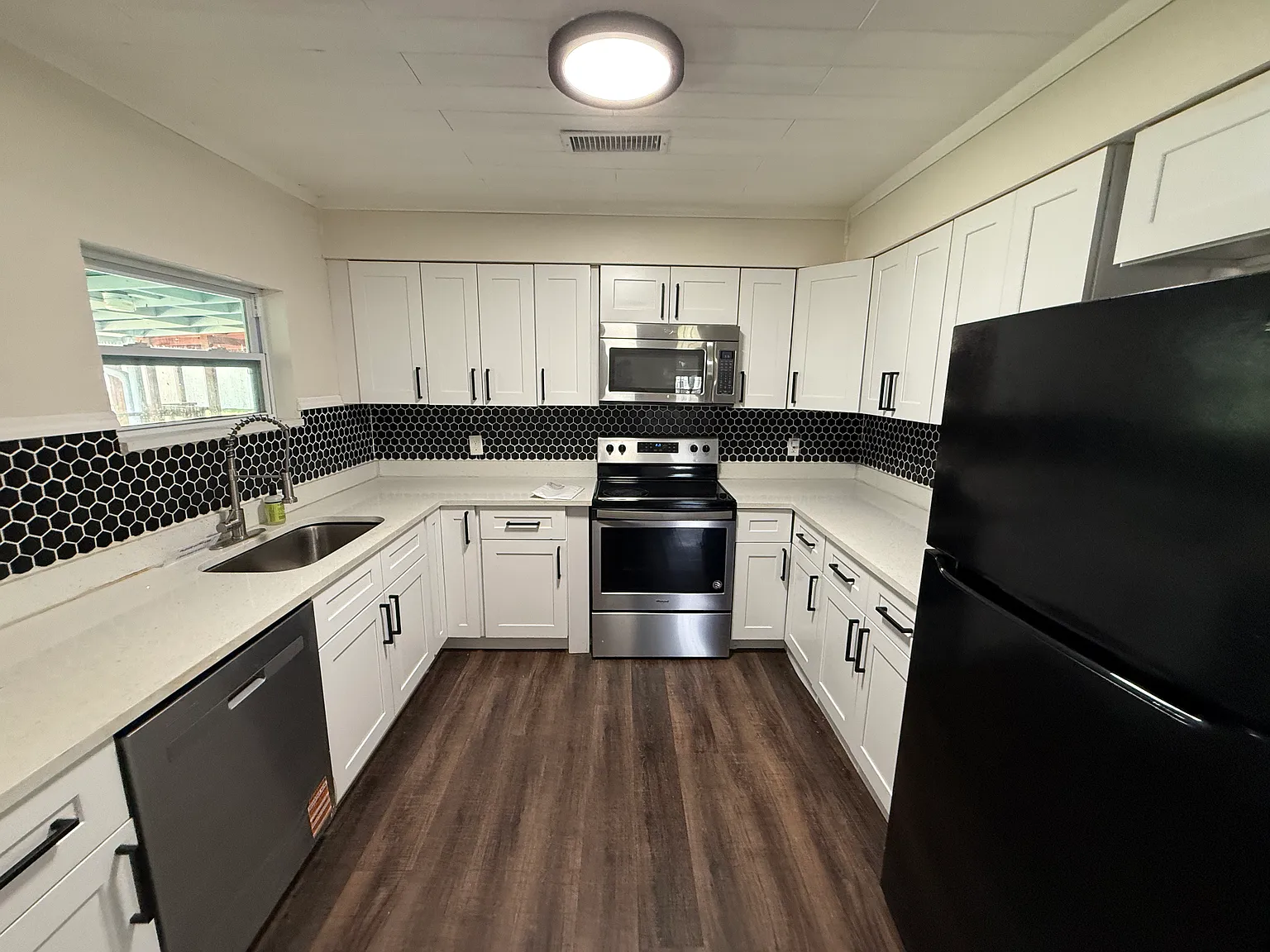 3 bed, 1440 sqft, $2,500 — Photo 2