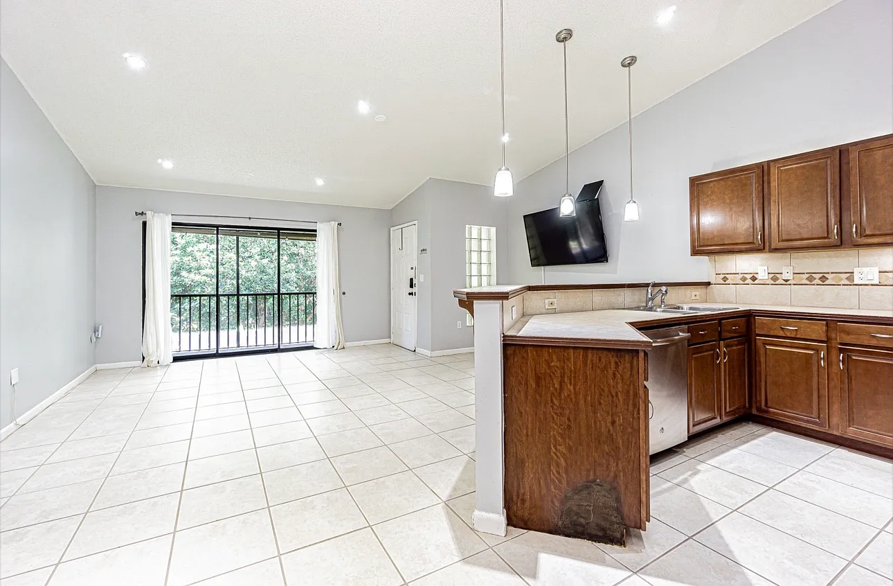 2 bed, 1070 sqft, $1,600 — Photo 3