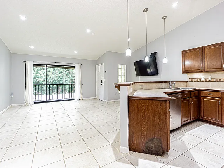 3345 Crystal Ct E #H — Photo 3