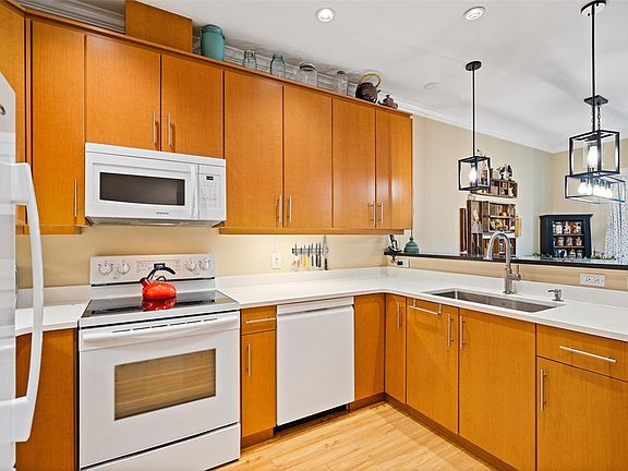 4th image of 2210 Sooke Rd #13