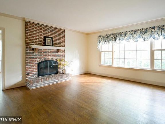 4th image of 8601 Larkhaven Ter