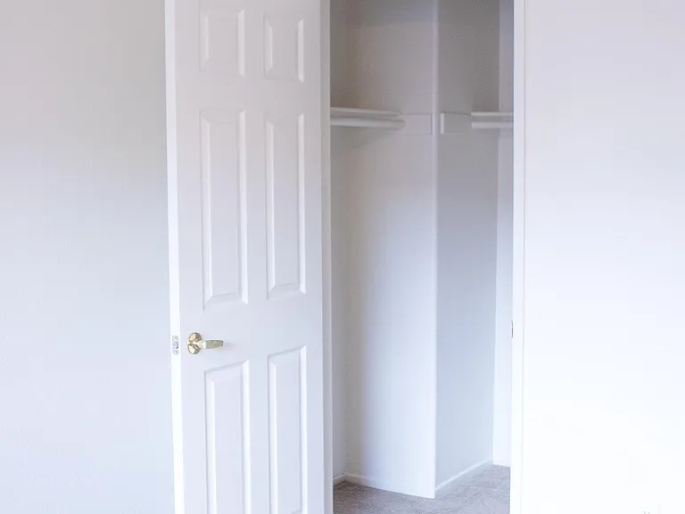 3rd bedroom (2nd floor) w/ walk-in closet