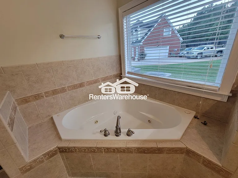 1025 Rowanshyre Cir — Photo 17
